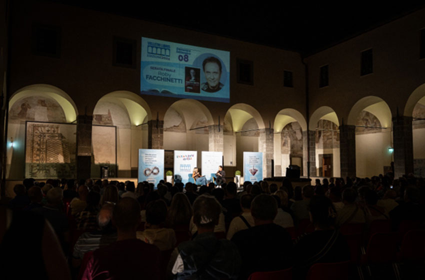 Velletri Libris: pienone al Chiostro per Lidia Ravera, la proclamazione dei vincitori del Premio e Roby Facchinetti